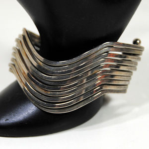 Silvertone Wire Wave Pattern Stud Hinges